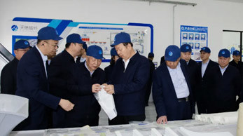 伊東集團(tuán)董事長(zhǎng)楊二喜一行赴內(nèi)蒙古天皓玻纖有限責(zé)任公司和宏河物流公司參觀(guān)學(xué)習(xí)，共探合作新契機(jī)